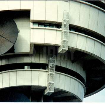 Aluminium-Hängeleiter für den Zugang zur Fassade eines Fernsehturmes. Aluminiumleiter für den Zugang zur Fassade eines Turms - Building Maintenance Unit